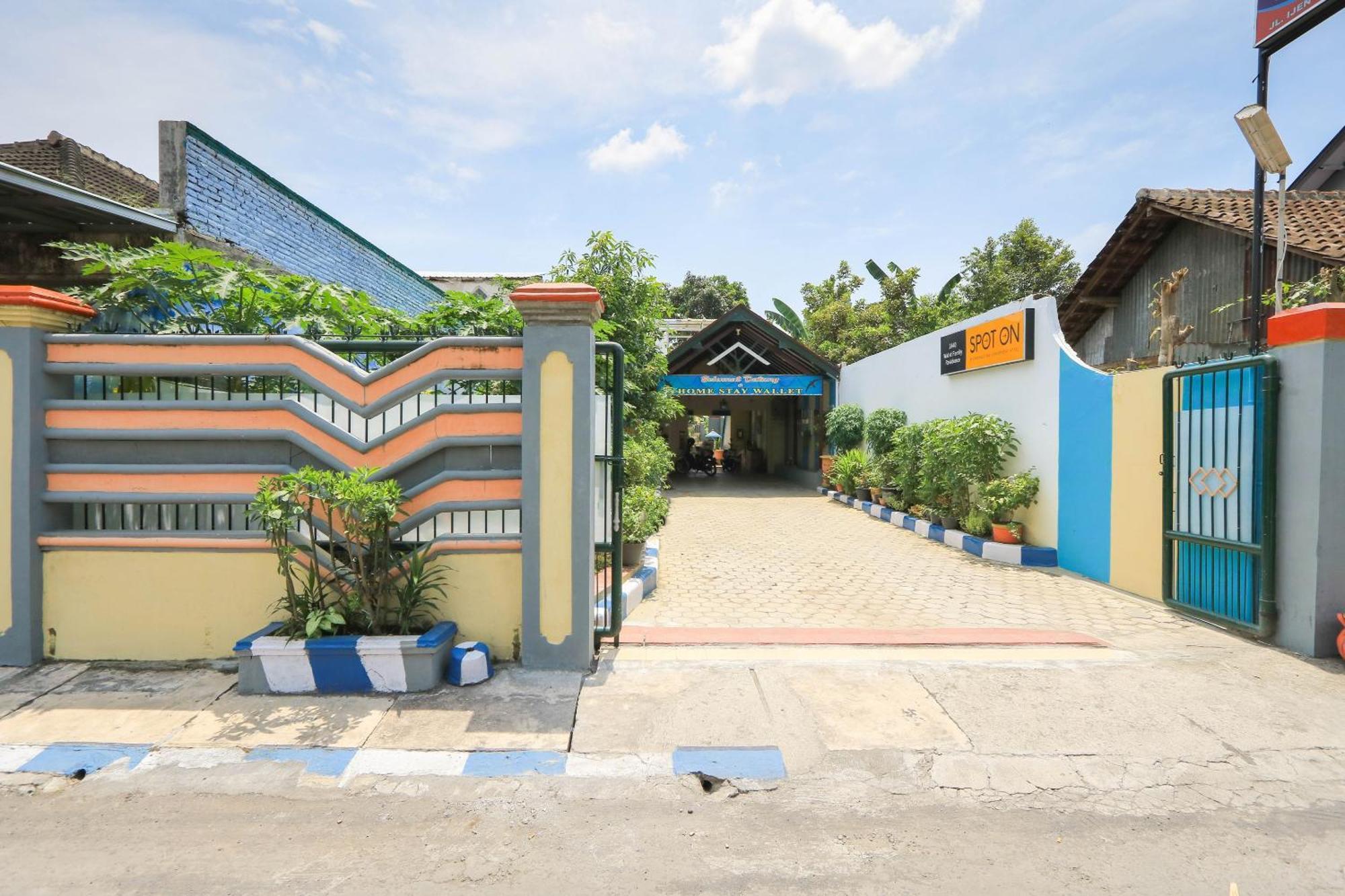 Oyo 2440 Wallet Family Residence Syariah Lumajang Eksteriør bilde
