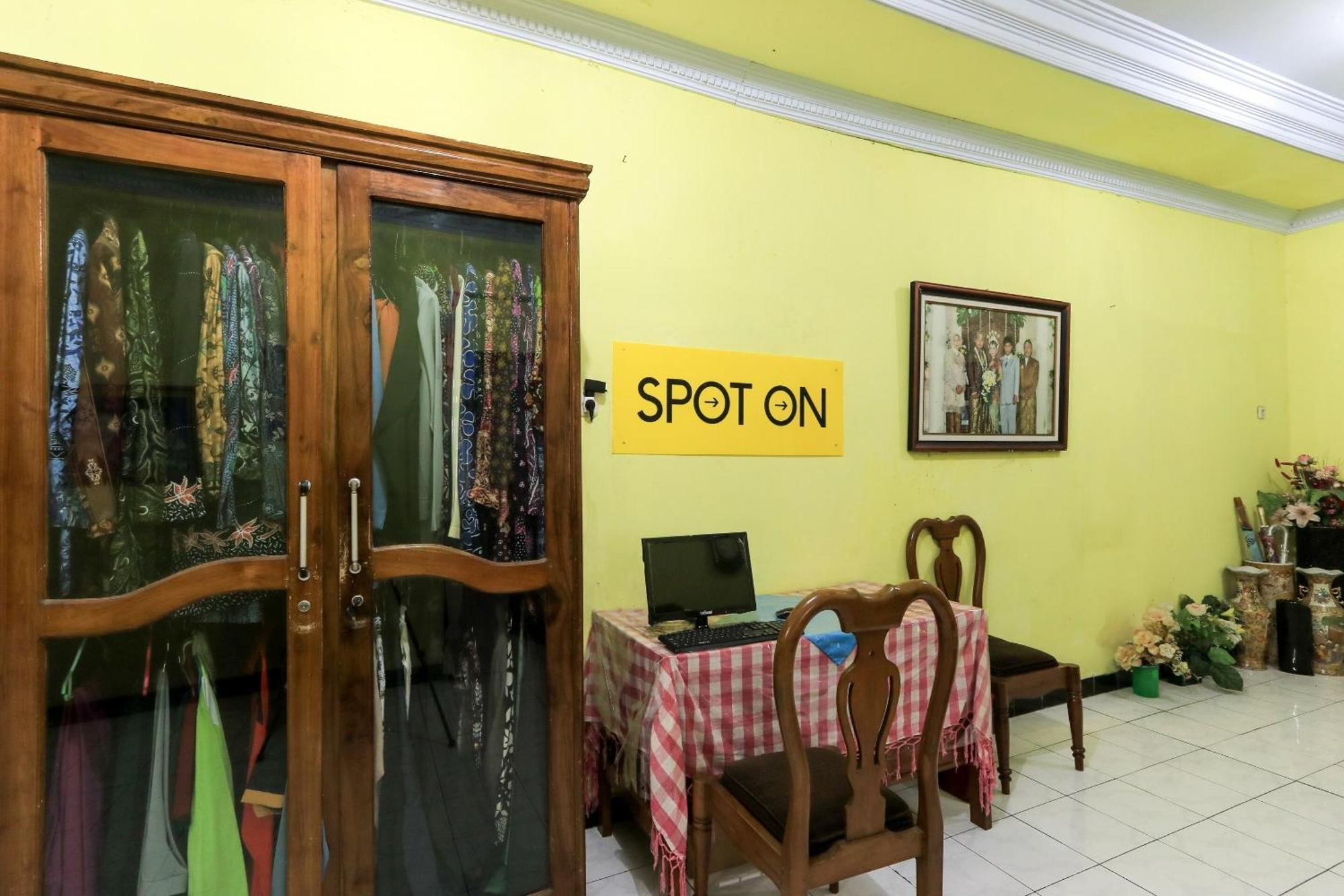 Oyo 2440 Wallet Family Residence Syariah Lumajang Eksteriør bilde