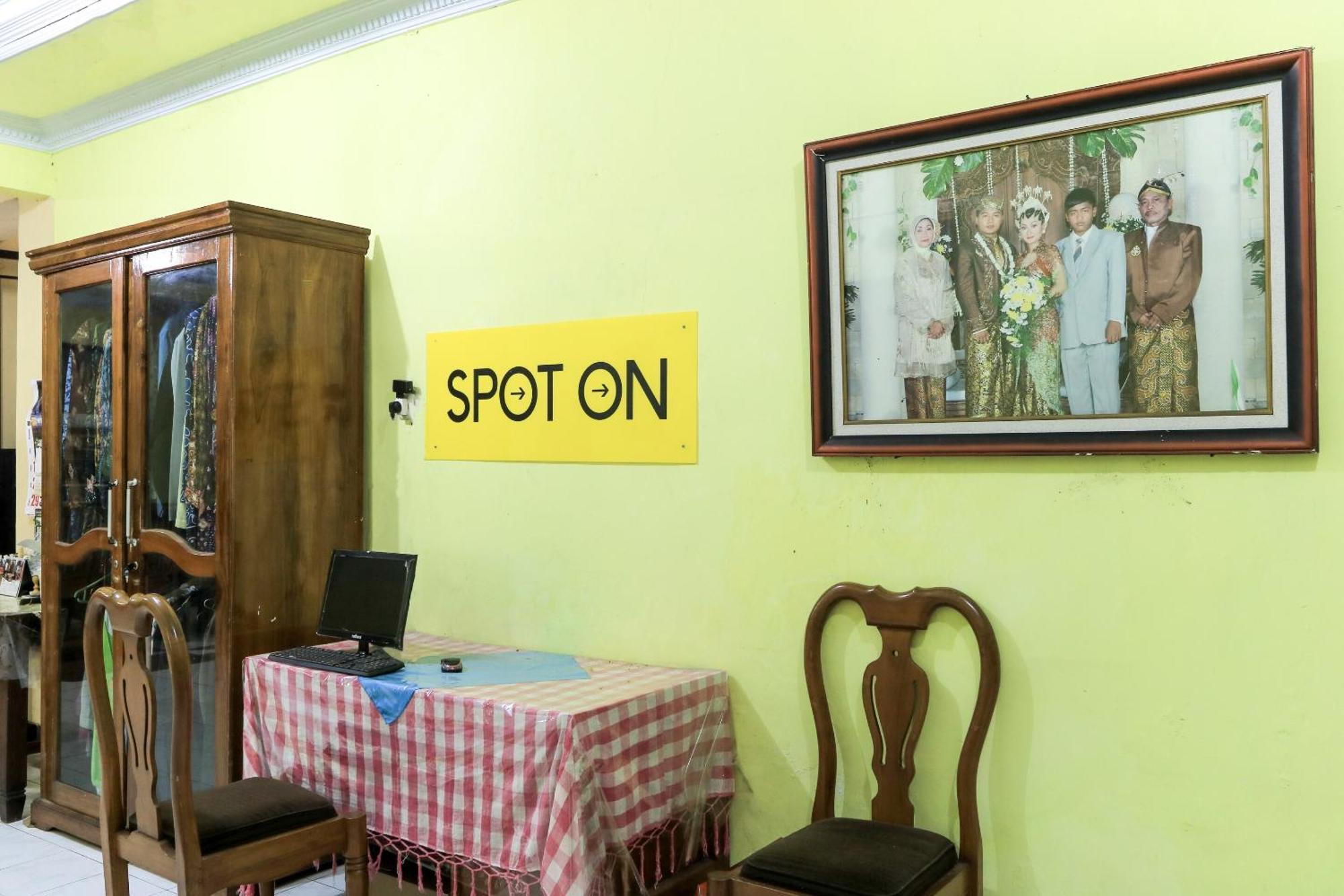 Oyo 2440 Wallet Family Residence Syariah Lumajang Eksteriør bilde